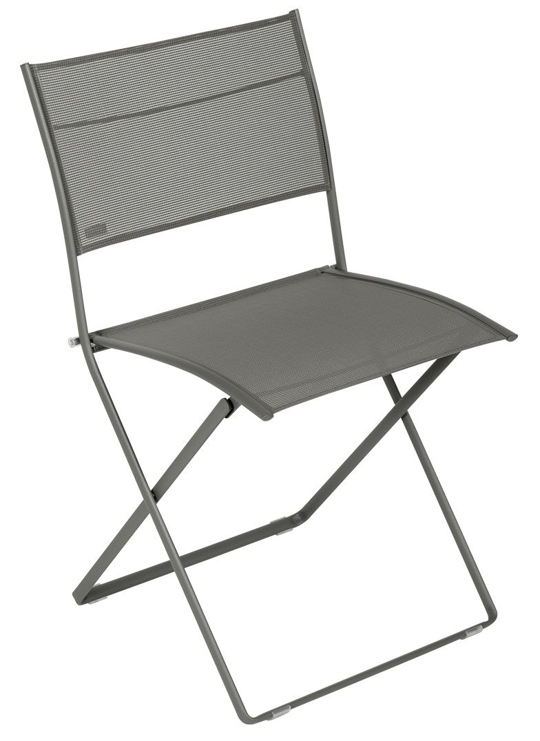 Grauer Fermob Plein Air Stuhl für den Außenbereich, minimalistisches Design mit feinem Stahlgeflecht.