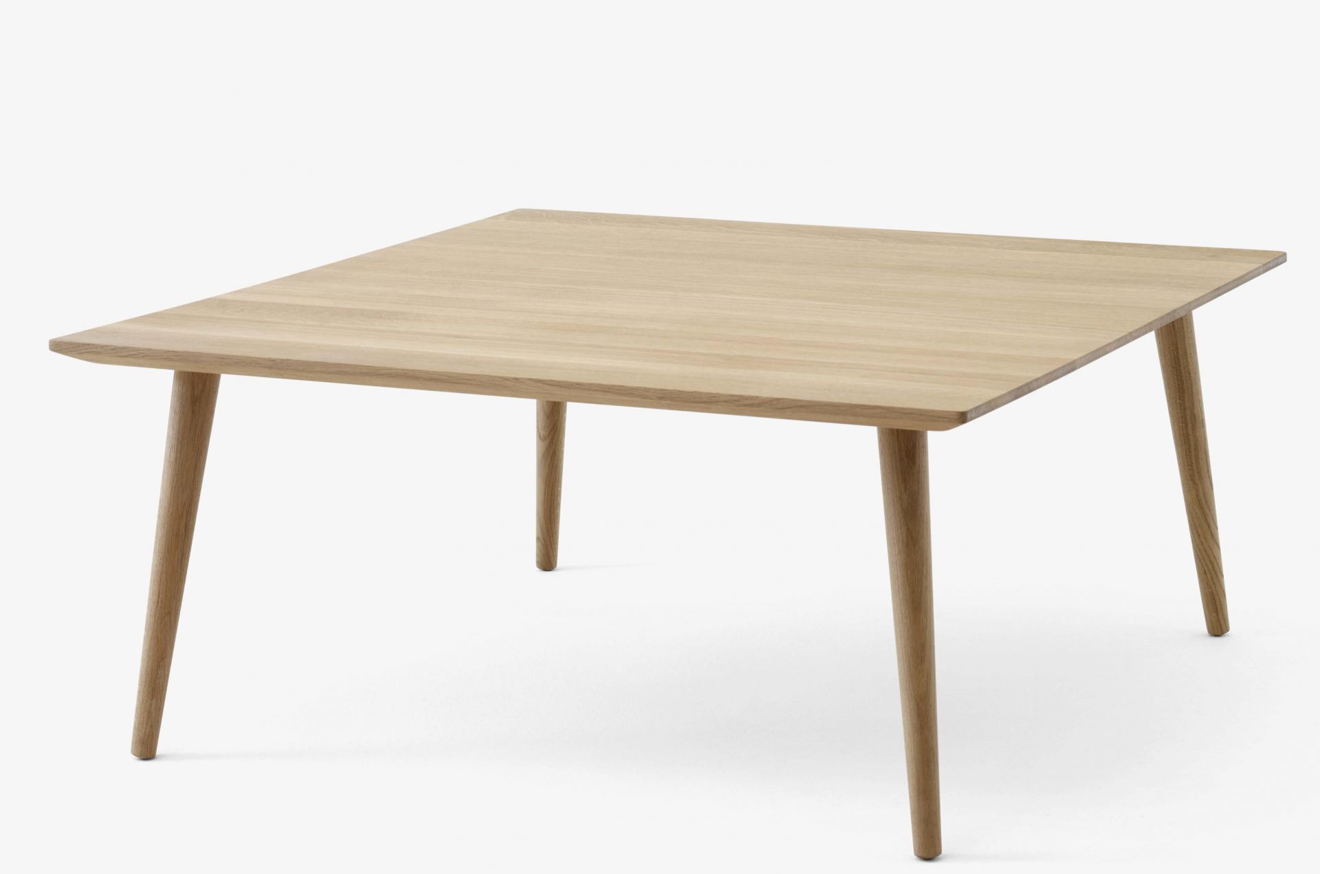 AndTradition In Between Table SK23 aus Eiche, quadratischer Couchtisch mit vier Beinen.