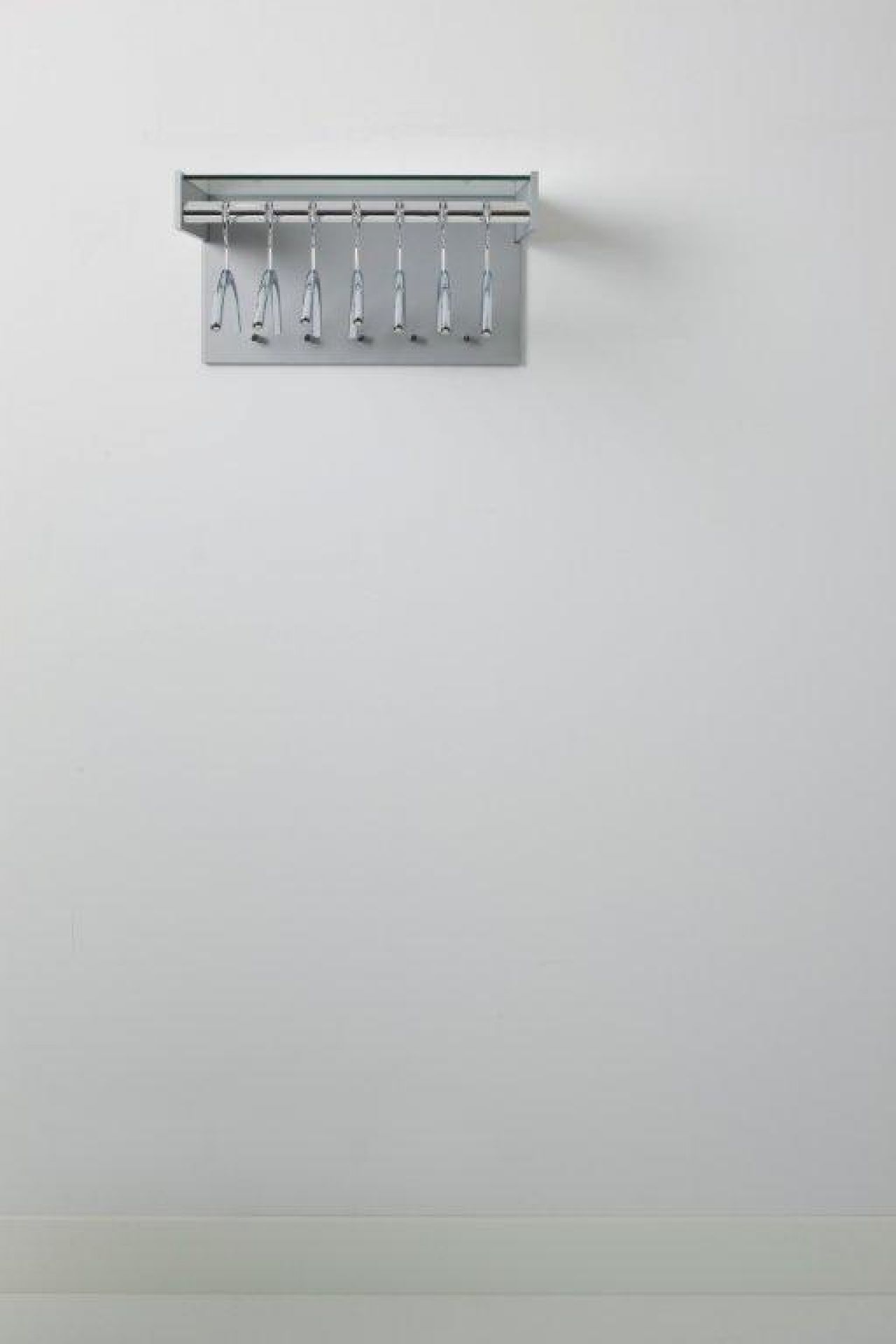 Hangon Wandgarderobe von Cascando mit 12 Haken, ideal für Büro und Empfangsbereich.