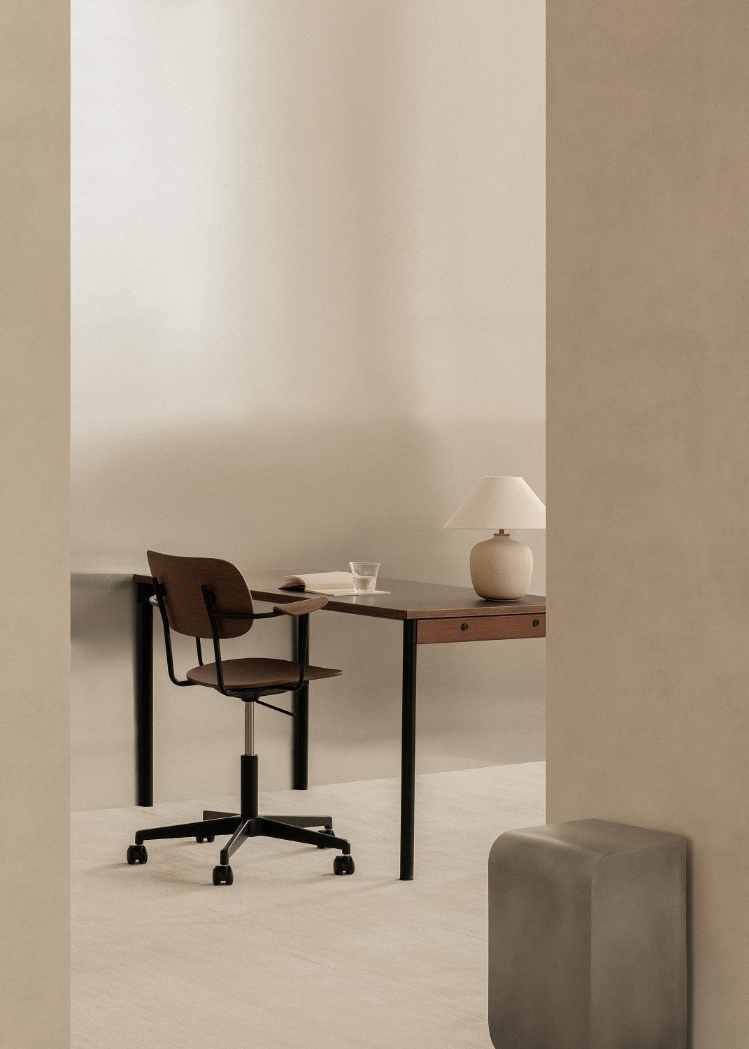 Co Task Chair von Audo Copenhagen am Schreibtisch, Bürostuhl mit Holzlehne und schwarzem Fußkreuz.