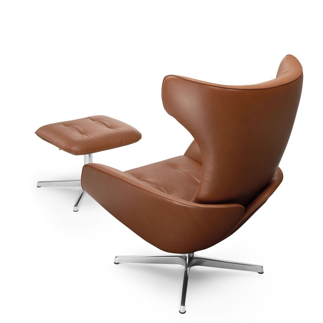 Onsa Hocker von Walter Knoll, brauner Ledersessel mit Fußhocker und verchromtem Fußkreuz, Rückansicht.