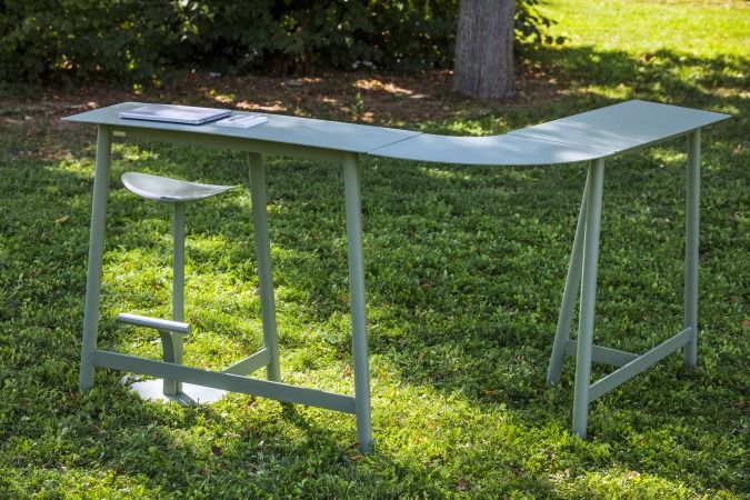 Bolder hoher Hocker von Fermob, ideal für den Outdoor-Bereich, mit passendem Stehtisch.