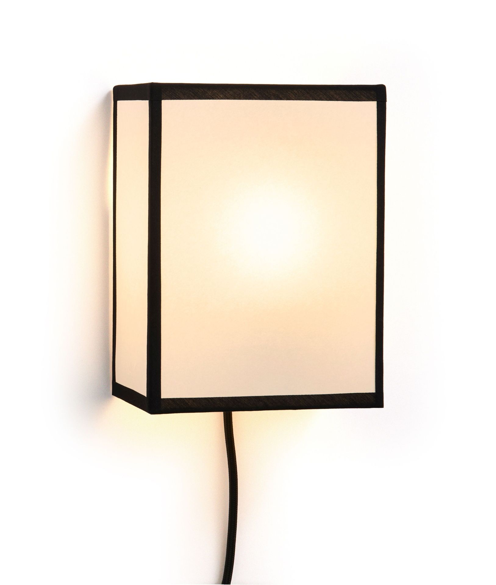 Nahaufnahme der quadratischen Ava Wandleuchte von Hay mit schwarzem Rahmen und warmem Lichtschein.