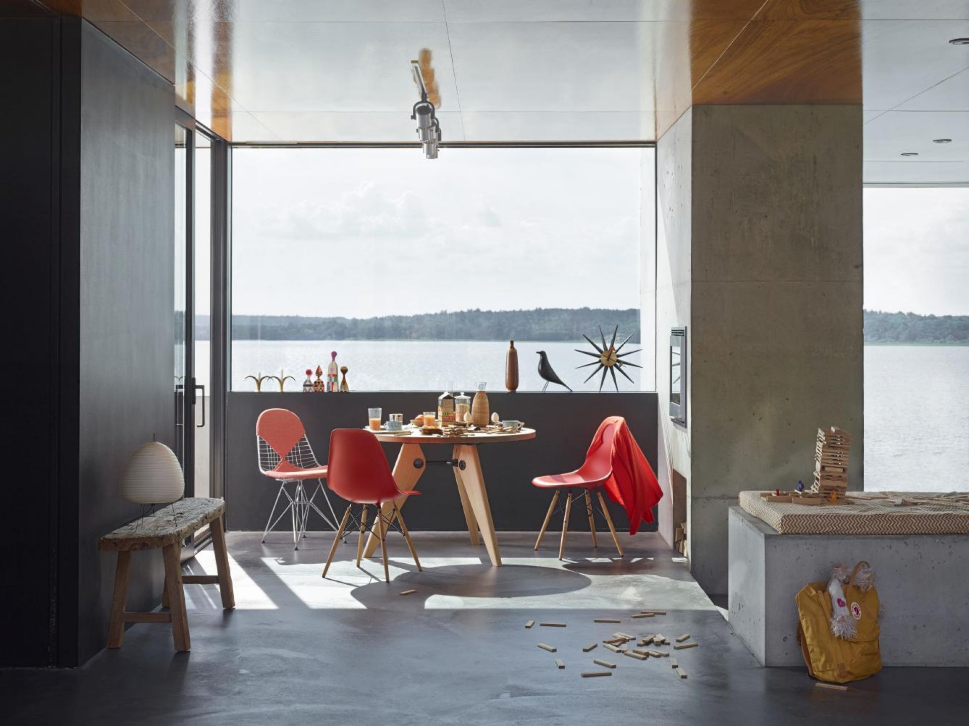 Vitra Gueridon Tisch 105 cm aus Holz mit Stühlen in modernem Wohnraum am See.