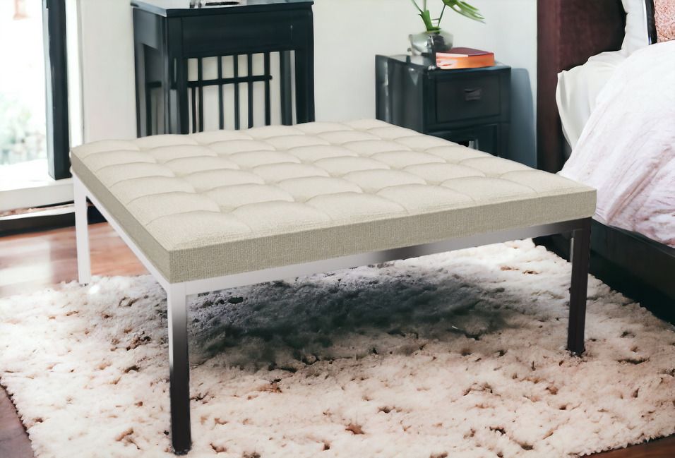 Quadratische Florence Bank von Knoll International mit gesteppter, beiger Polsterung und Metallgestell.