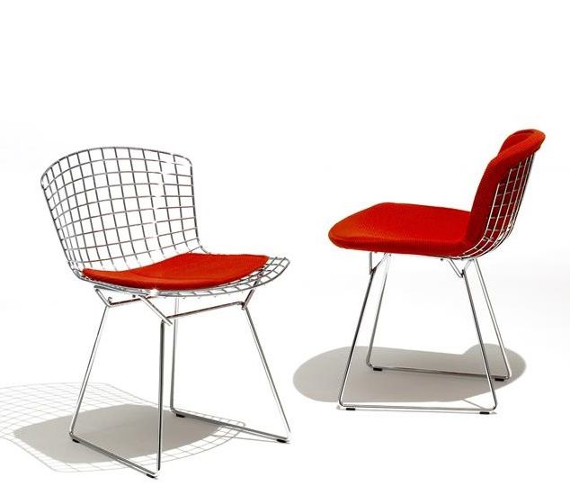 Zwei Bertoia Stühle von Knoll International mit roter Vollpolsterung und verchromtem Drahtgestell.