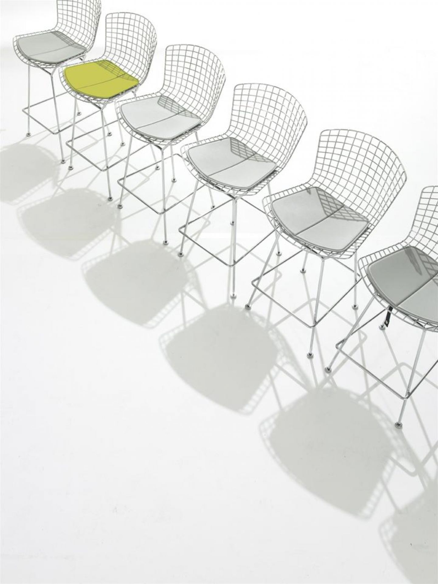 Reihe von Bertoia Barhockern von Knoll International mit Drahtgestell und Sitzkissen in verschiedenen Farben.