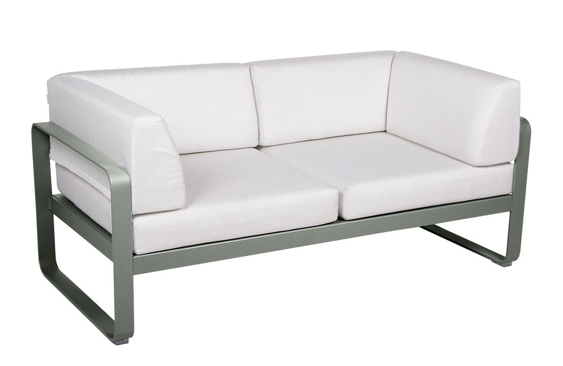 Bellevie 2-Sitzer Outdoor Sofa von Fermob mit weißer Polsterung und grauem Aluminiumrahmen.