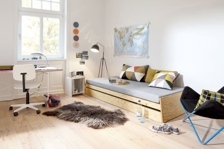 Lönneberga Stapelbett aus Eiche von Richard Lampert im modern eingerichteten Jugendzimmer.