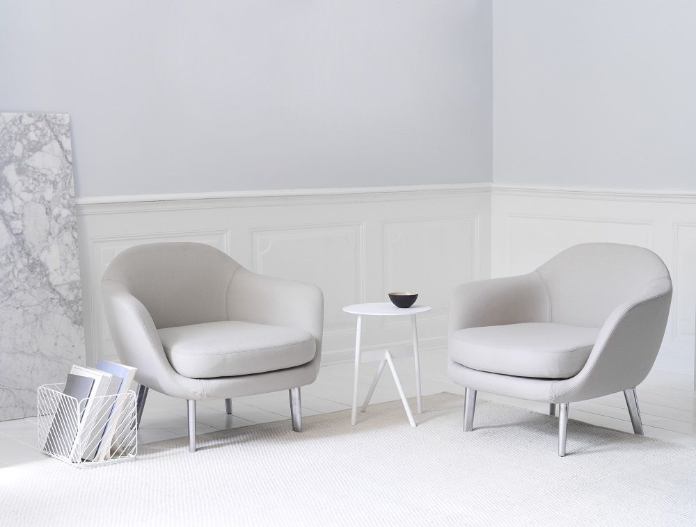 Zwei graue Sum Lounge Armchair Sessel von Normann Copenhagen in einem hellen Wohnzimmer.