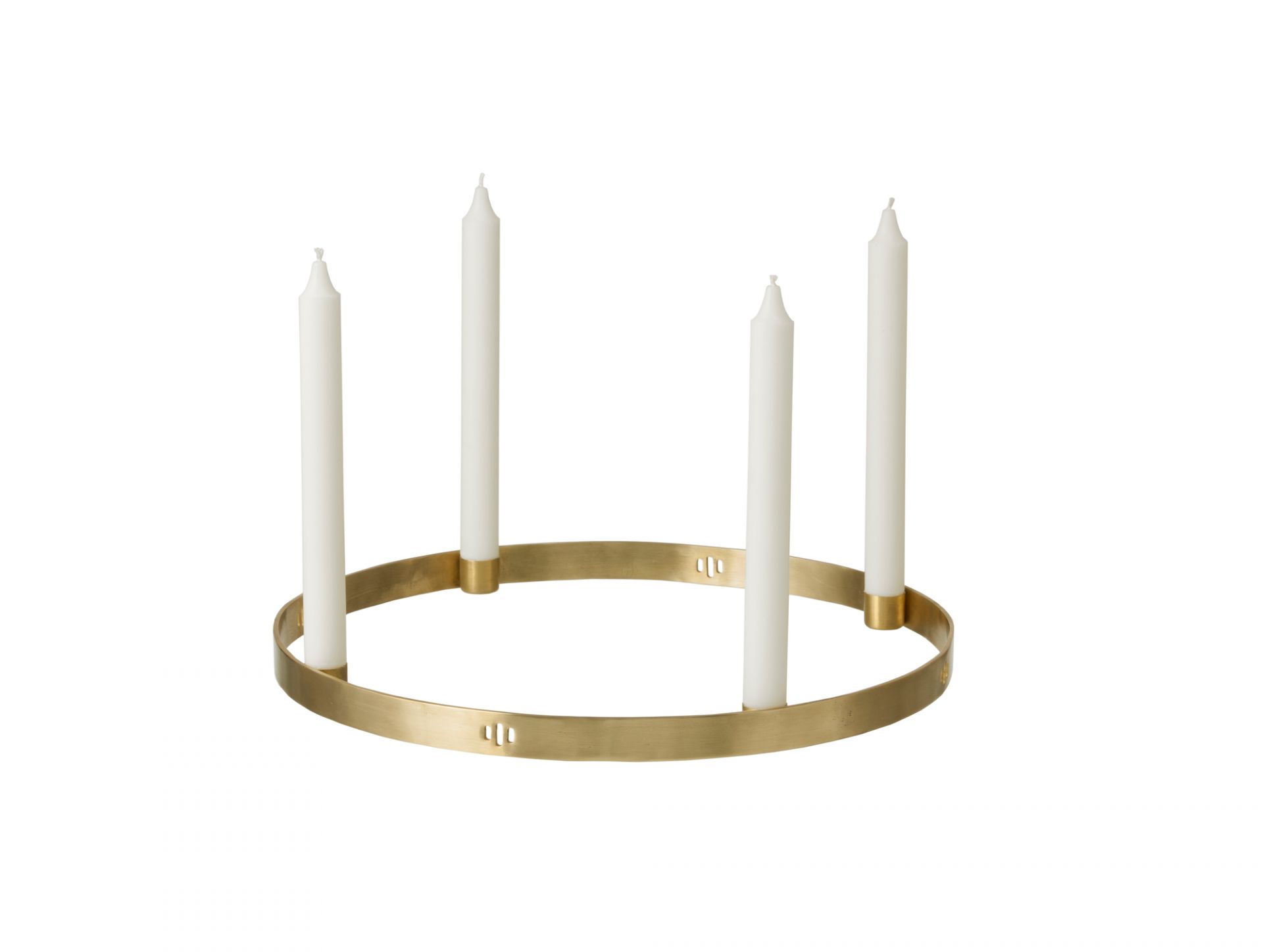 Messingfarbener, runder Kerzenhalter mit vier weißen Kerzen. Ferm Living Circle Kerzenständer für Stabkerzen.