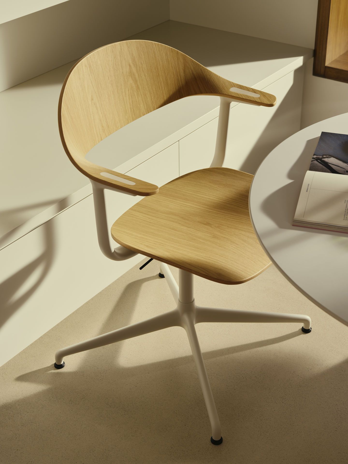 Mynt Bürodrehstuhl von Vitra mit hellem Holzfurnier und weißem Gestell, ergonomischer Bürostuhl für modernes Arbeiten.