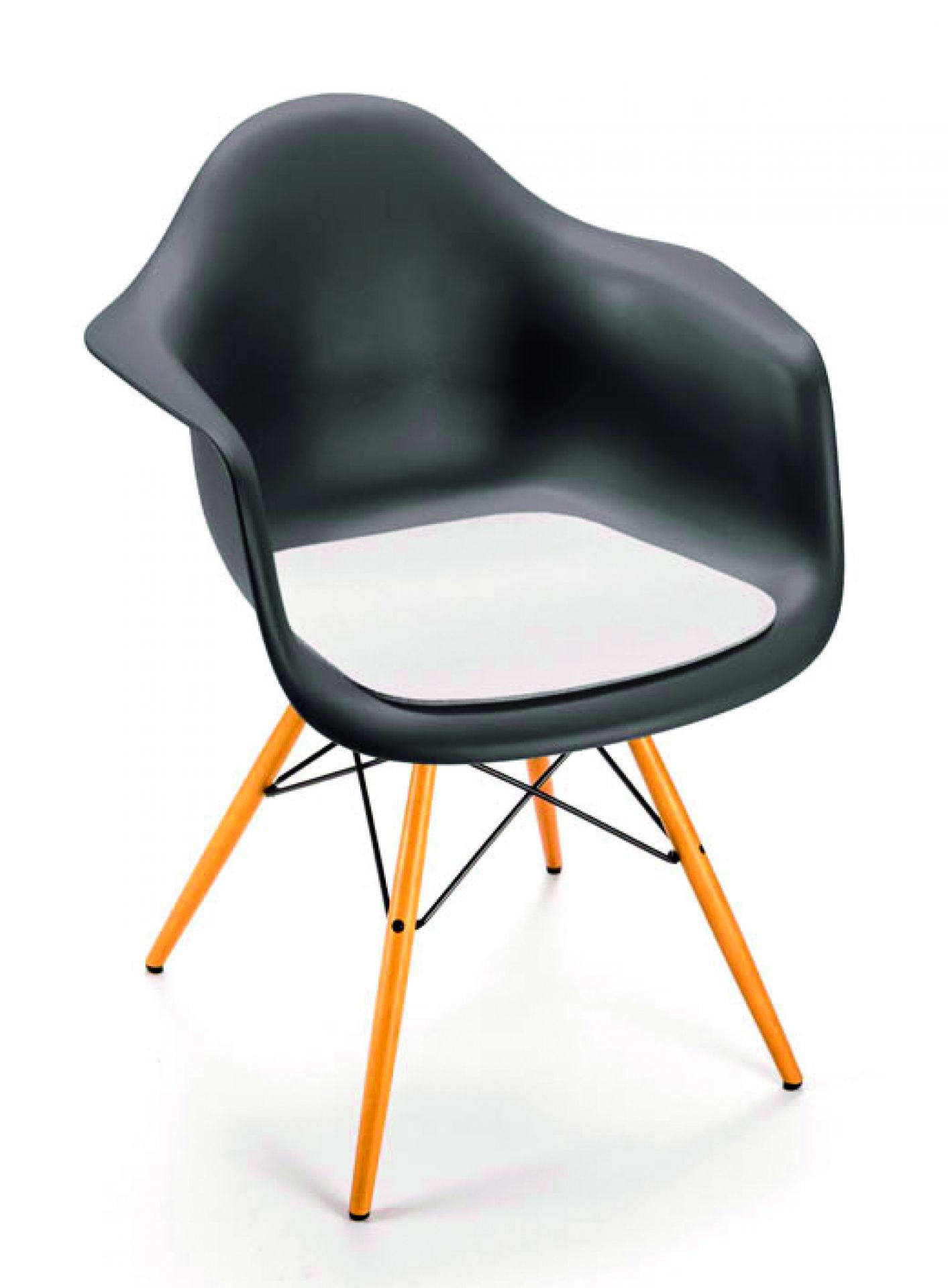 Schwarzer Eames Arm Chair mit Filz Sitzauflage in Weiß für bequemes Sitzen.