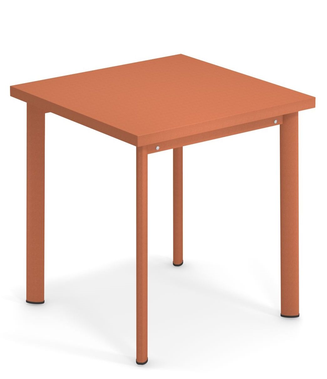 Quadratischer, orangefarbener Star Tisch von Emu für den Außenbereich, ideal für Garten, Terrasse oder Balkon.