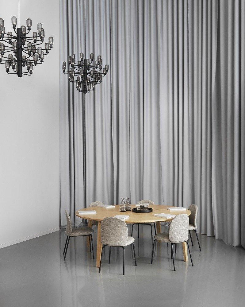 Innenaufnahme: Runder Esstisch mit sechs Ace Chair Stühlen von Normann Copenhagen, gepolstert in Grau.
