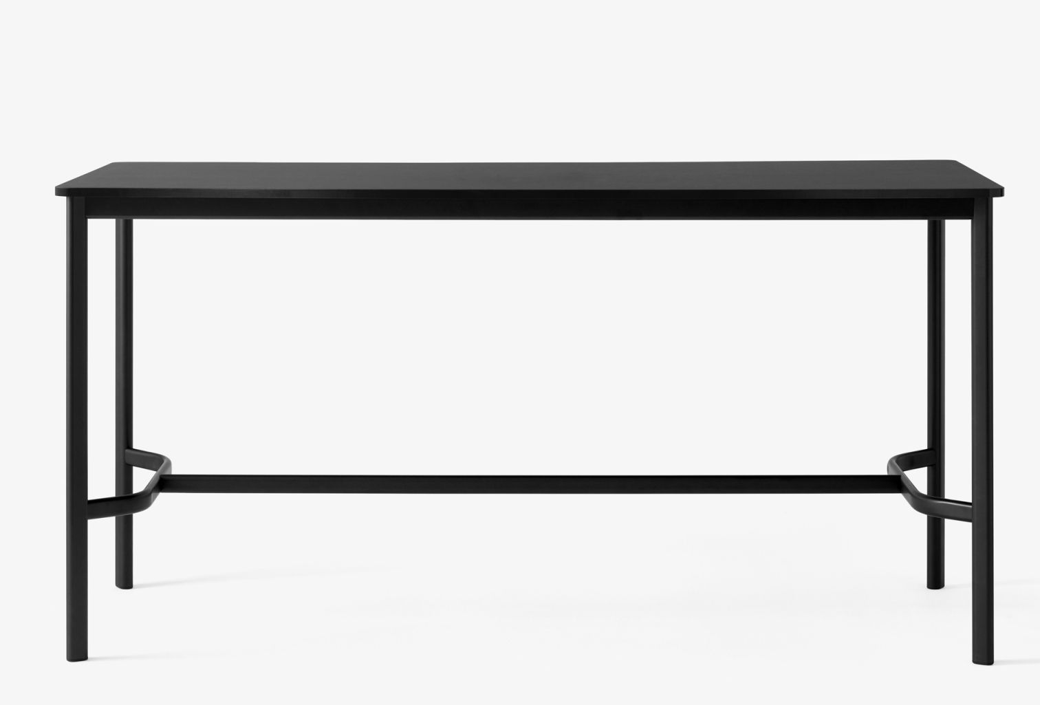 Schwarzer AndTradition Drip High Table Stehtisch mit rechteckiger Tischplatte und filigranem Metallgestell vor weißem Hintergrund.