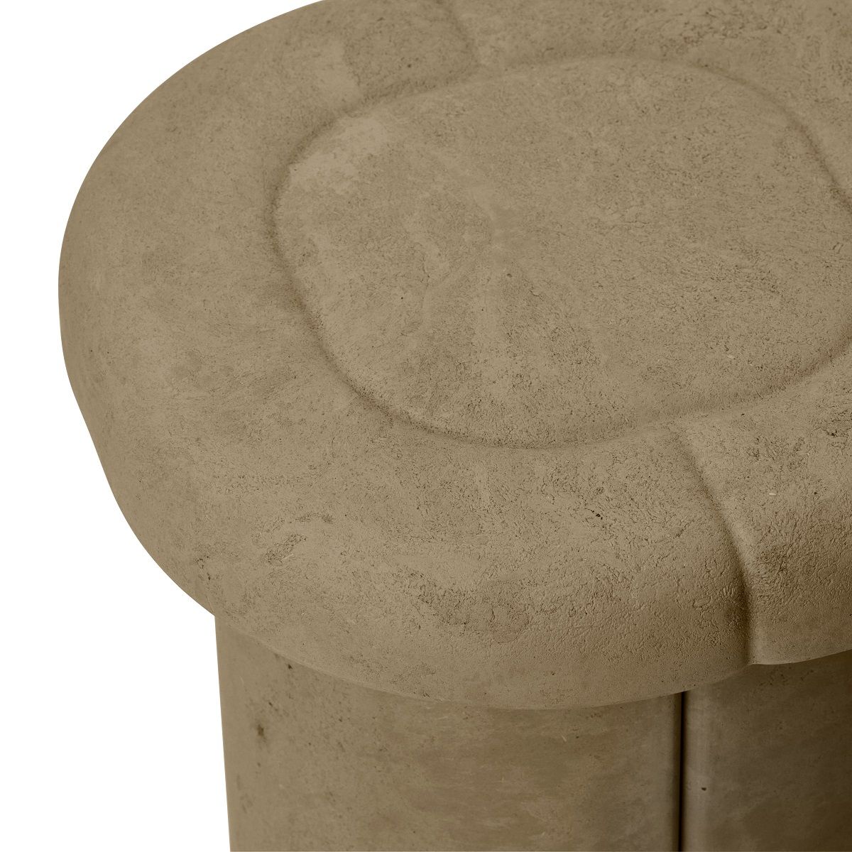 Nahaufnahme des Alder Stool Hockers von Mater, geeignet für Innen- und Außenbereiche.
