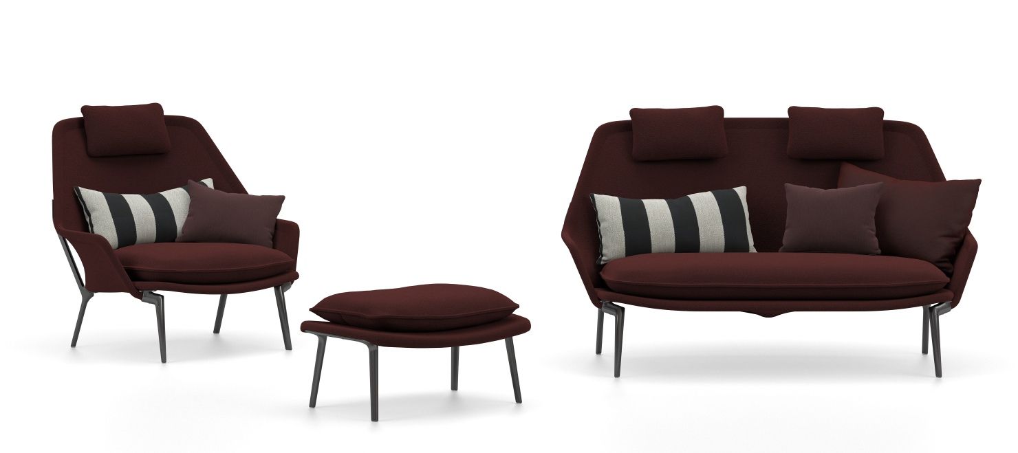 Vitra Slow Chair Sessel mit Ottoman und passendem Sofa in bordeauxrotem Stoffbezug.