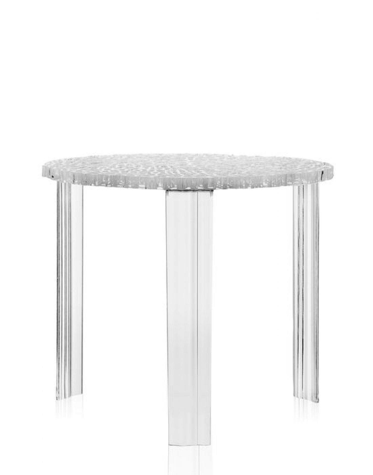 Klarer Kartell T-table Beistelltisch mit runder Tischplatte und drei transparenten Beinen auf weißem Hintergrund.