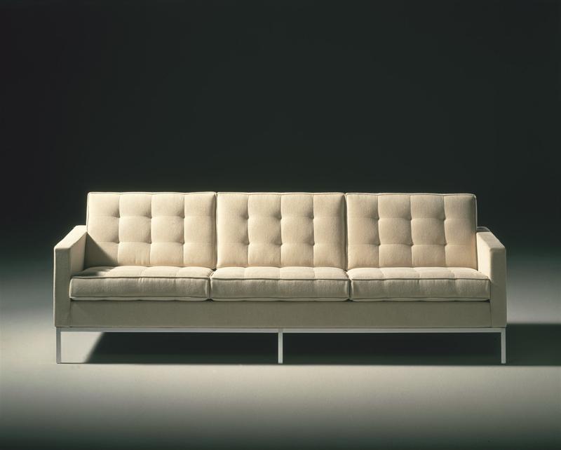 Beiges Florence Knoll RELAX Sofa von Knoll International mit Knopfheftung und Metallgestell.