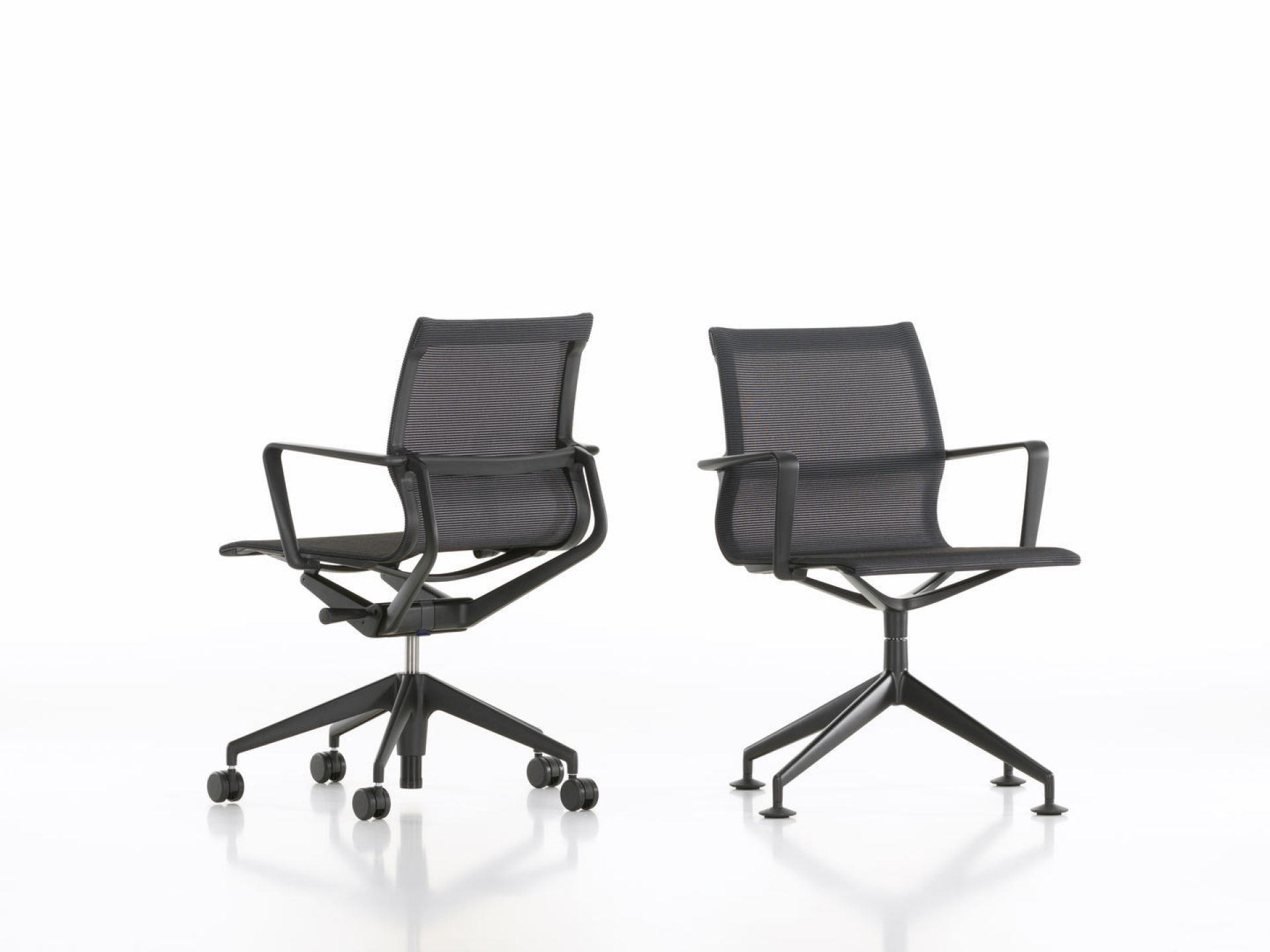 Zwei schwarze Physix Konferenzstühle von Vitra mit Armlehnen und Netzrückenlehne auf weißem Hintergrund.