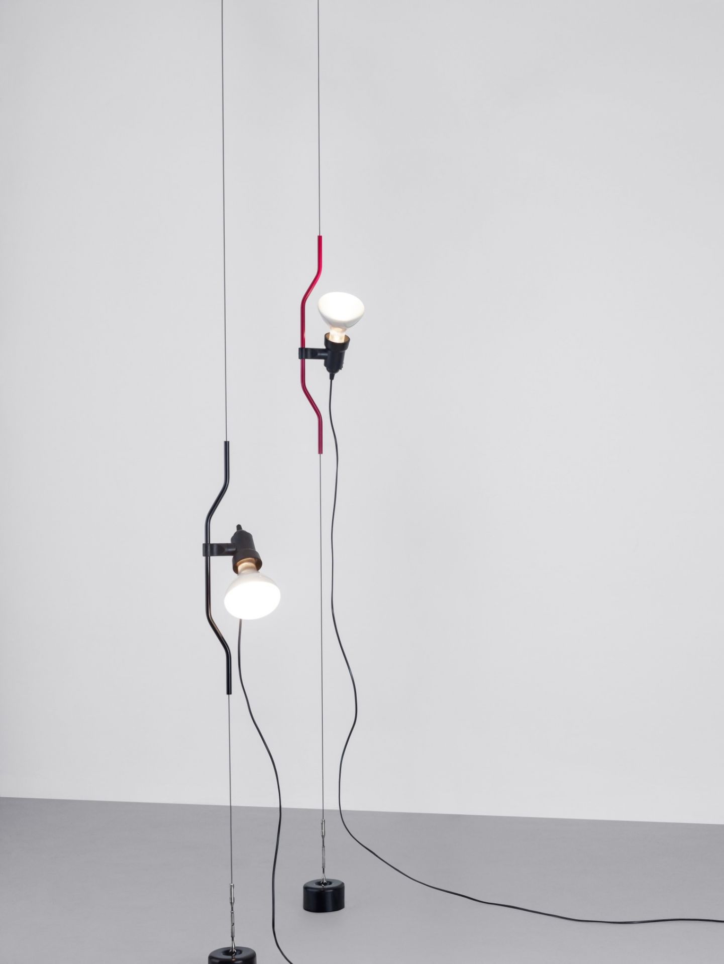 Weiße Flos Parentesi D Lampe mit Dimmer, modernes Design, indirekte Beleuchtung.