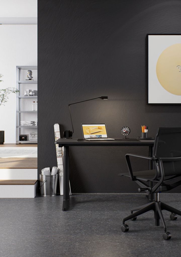 Schwarzer Tyde 2 Steh-/Sitztisch von Vitra mit Laptop, Lampe und Bürostuhl in modernem Büro.
