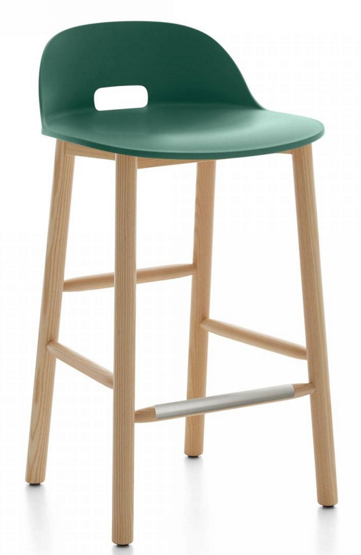Alfi Barhocker mit niedriger Rückenlehne in Emeco-grün, Holzgestell und Fußstütze aus Metall.