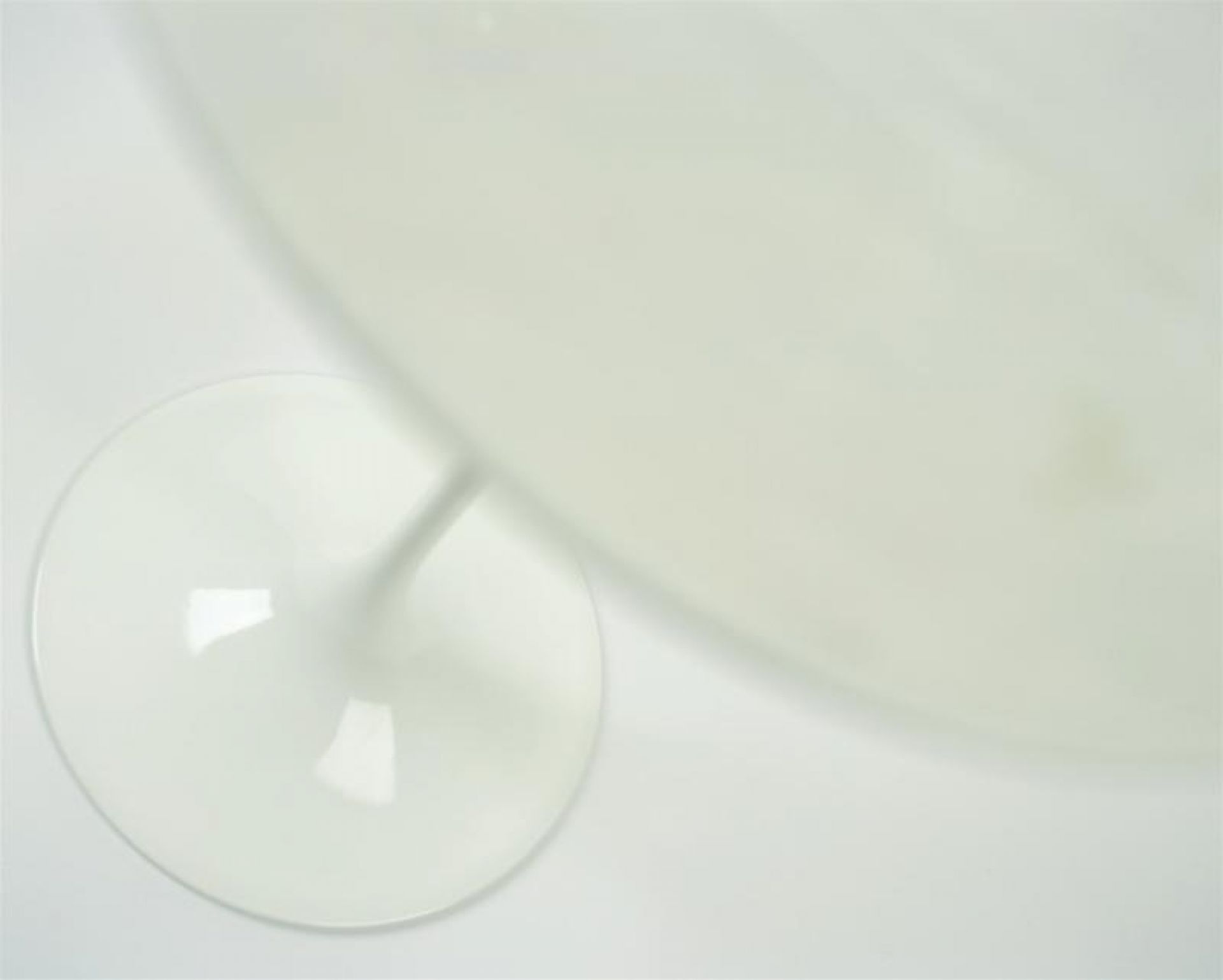 Detailaufnahme: Weißer Saarinen Esstisch oval von Knoll International mit zentralem Fuß. Moderner Designklassiker.