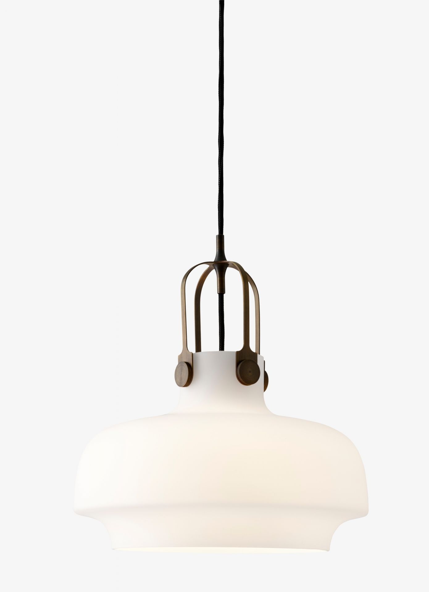 Copenhagen Pendelleuchte von AndTradition: Weiße Glaslampe mit bronzefarbenem Gestell und schwarzem Kabel.