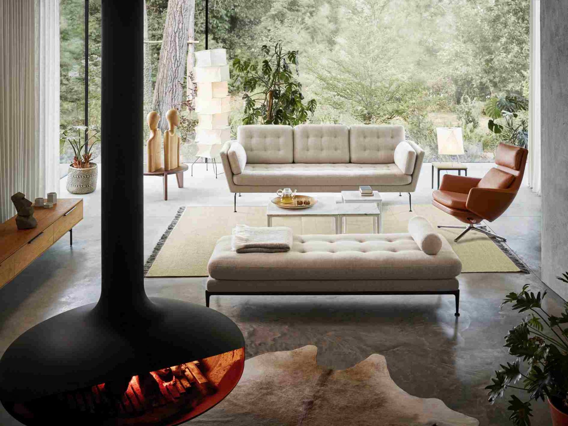 Vitra Suita Sofa 3-Sitzer in hellem Stoffbezug, kombiniert mit Sessel und Couchtisch in modernem Wohnzimmer.
