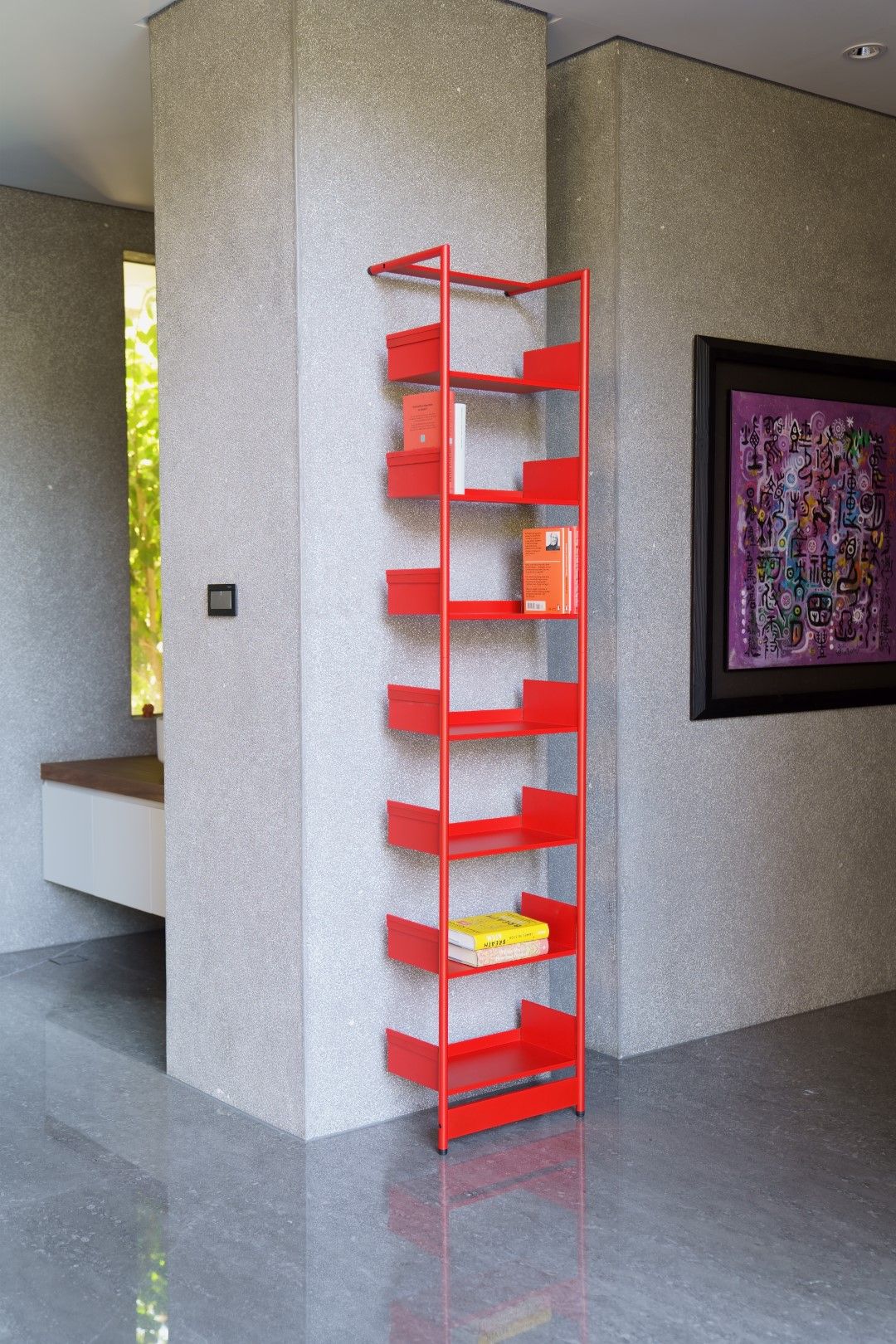 Rotes Pool 196 Medium Anlehnregal von Mox im modernen Interieur mit Büchern und Deko-Boxen.