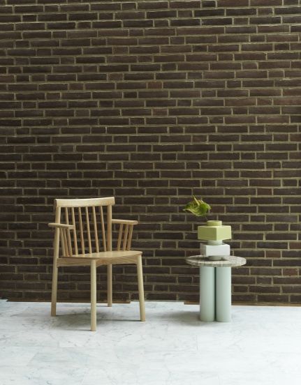Normann Copenhagen Dit Coffee Table Beistelltisch aus Marmor und pastellfarbenen Säulen, neben Holzstuhl und Dekoration.
