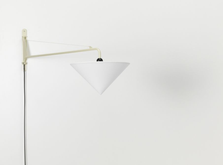 Vitra Potence Wandleuchte mit konischem Lampenschirm, modernes Design für Wohnzimmer und Schlafzimmer.
