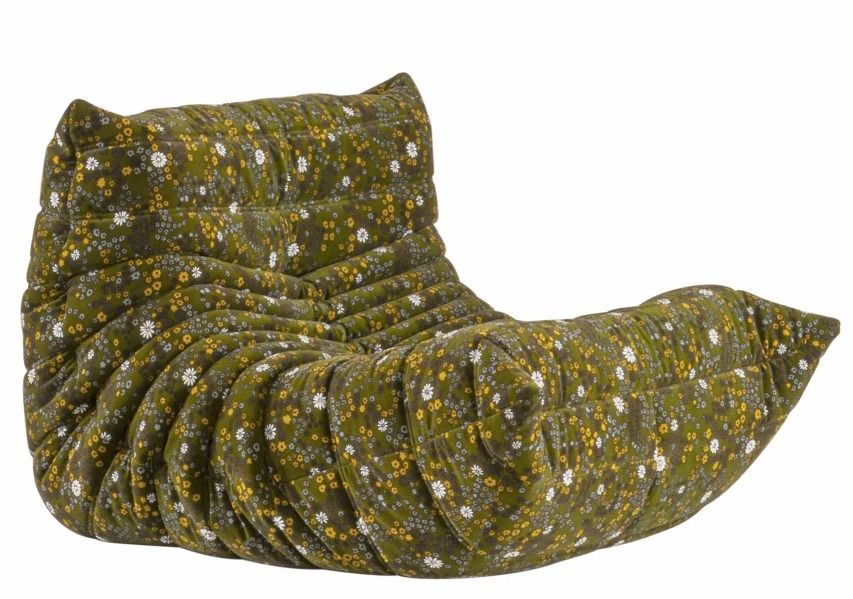 Togo Sessel von ligne roset mit olivgrünem Blumenmuster, bequemer Loungesessel für entspanntes Wohnen.