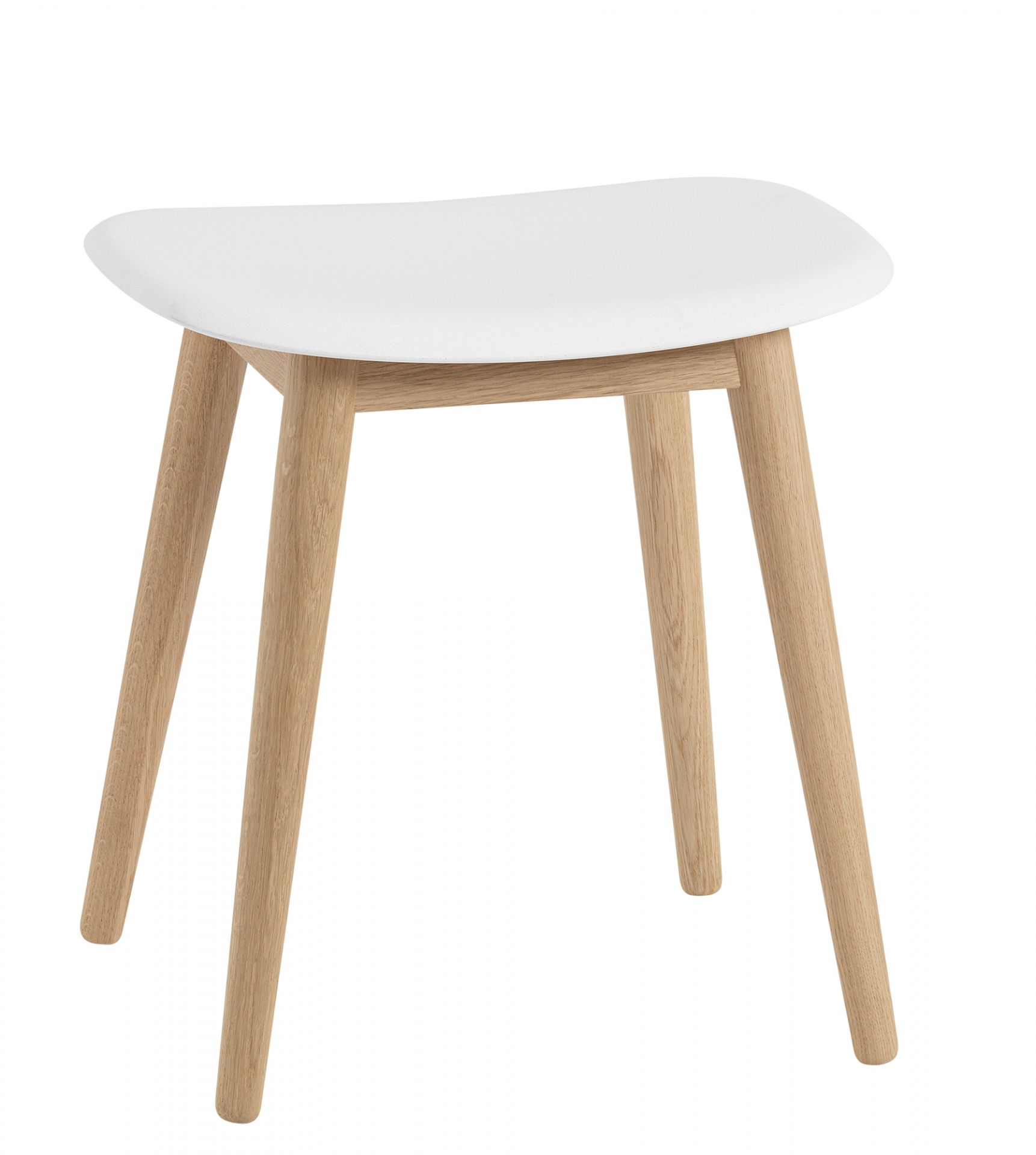 Weißer Fiber Stool Hocker von Muuto mit Holzbeinen, ideal als Sitzmöbel und Designobjekt.