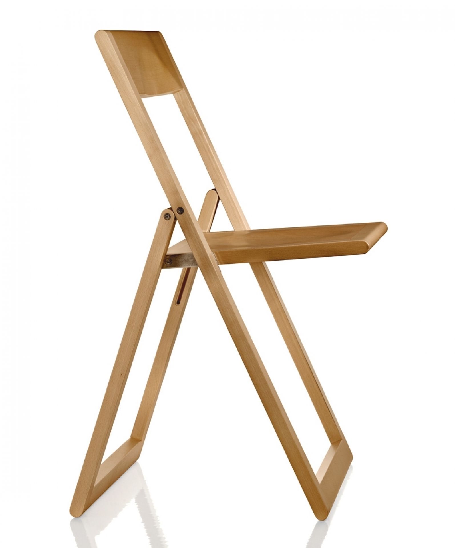 Aviva Klappstuhl von Magis, aus hellem Holz, ideal für platzsparende Aufbewahrung.