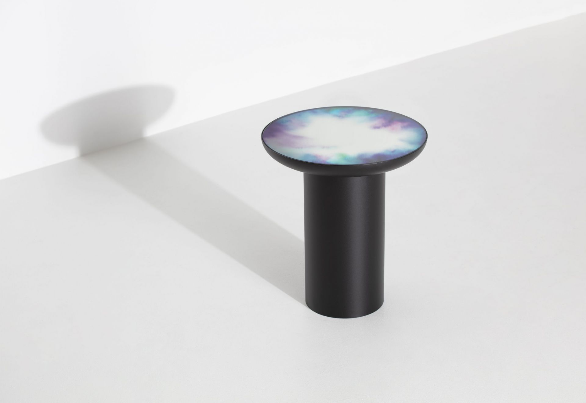 Francis Coffee Table von Petite Friture, runder Couchtisch mit buntem Muster auf der Tischplatte.