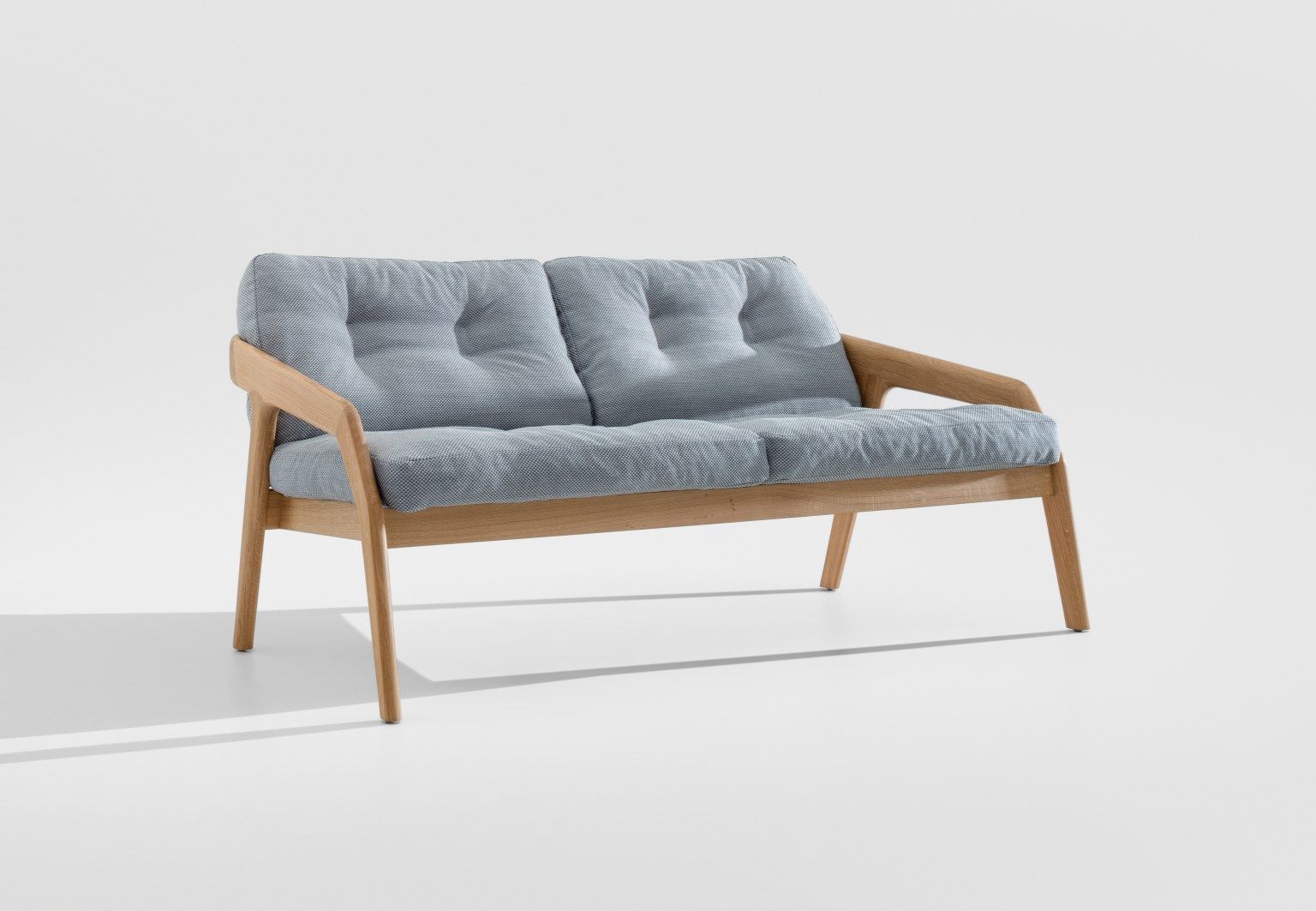 Friday 2 Sofa von Zeitraum, ein moderner 2-Sitzer mit hellblauem Stoffbezug und Holzrahmen.