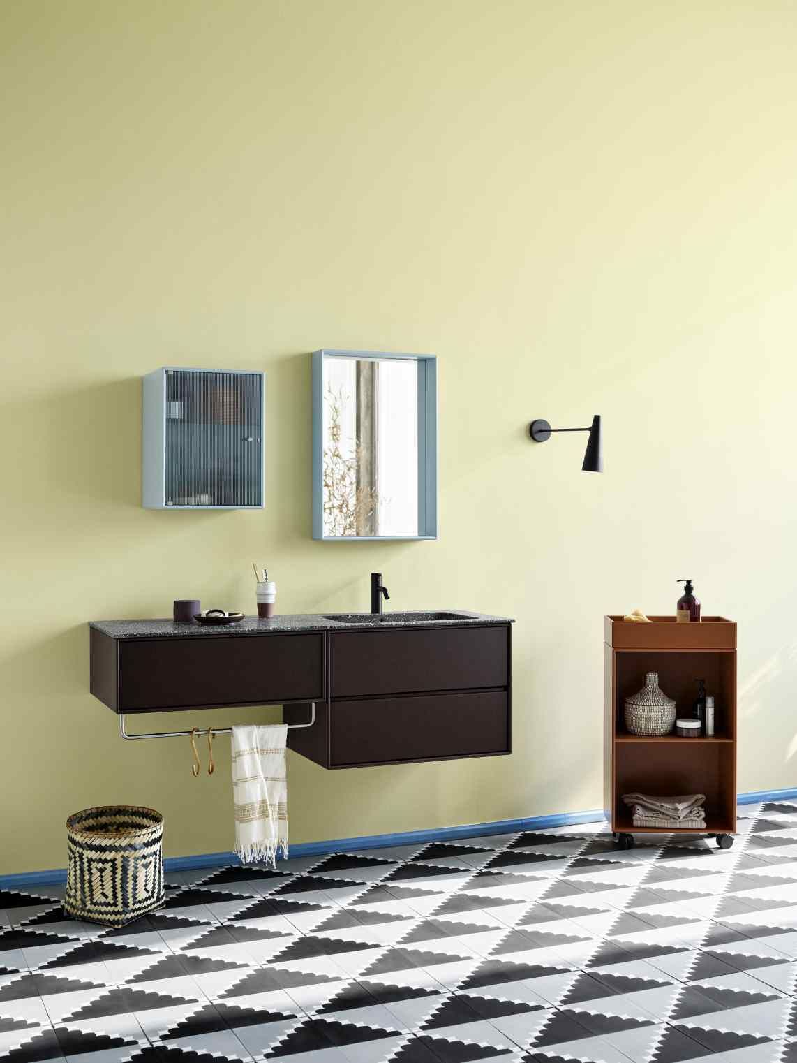 Badezimmer mit Montana Fennel Colour Frame Spiegel, Waschtisch, Schrank und gemusterten Fliesen.