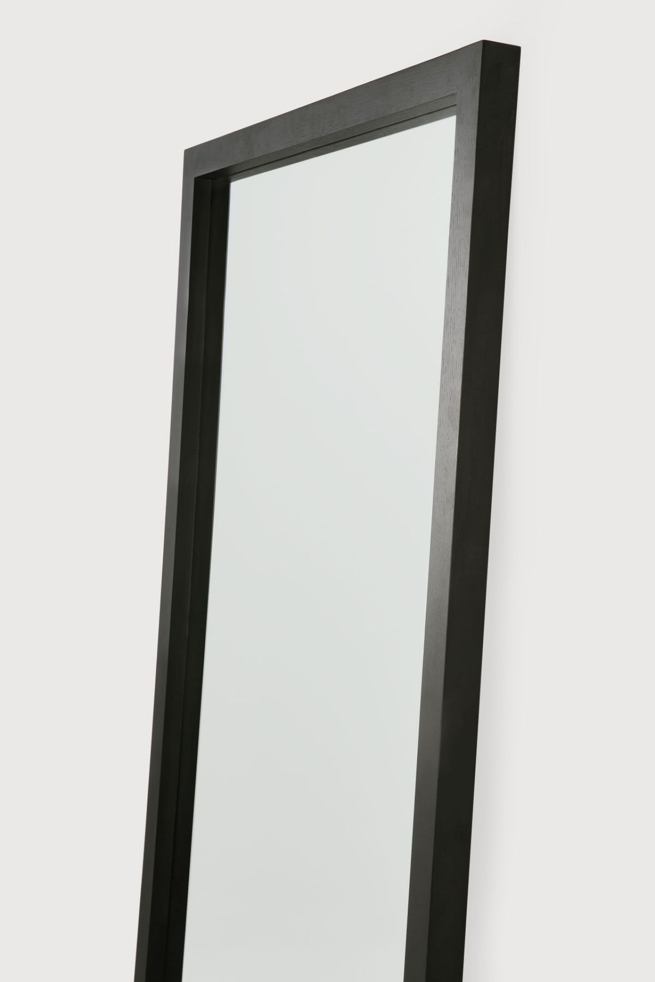 Light Frame Spiegel von Ethnicraft mit Rahmen aus dunklem Eichenholz, modernes Design.