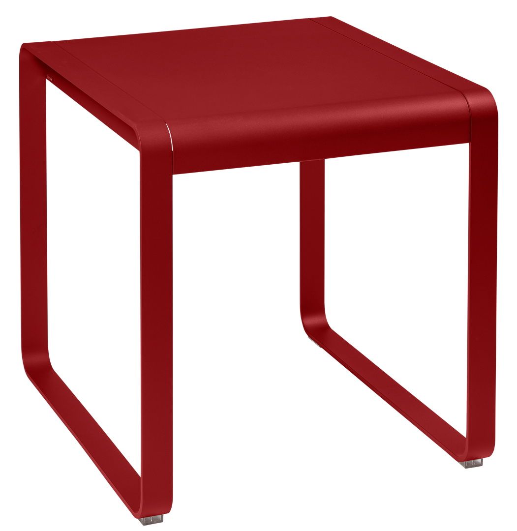 Roter Bellevie Outdoor Tisch von Fermob, quadratisch, aus Metall, für Garten und Terrasse.