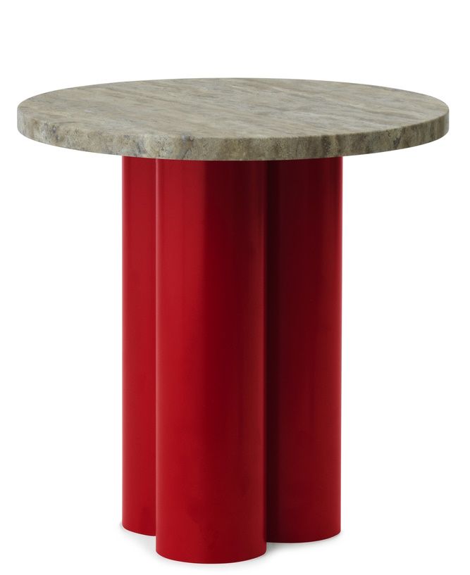 Dit Coffee Table Beistelltisch von Normann Copenhagen mit runder Tischplatte in Marmoroptik und rotem, zylindrischem Fuß.