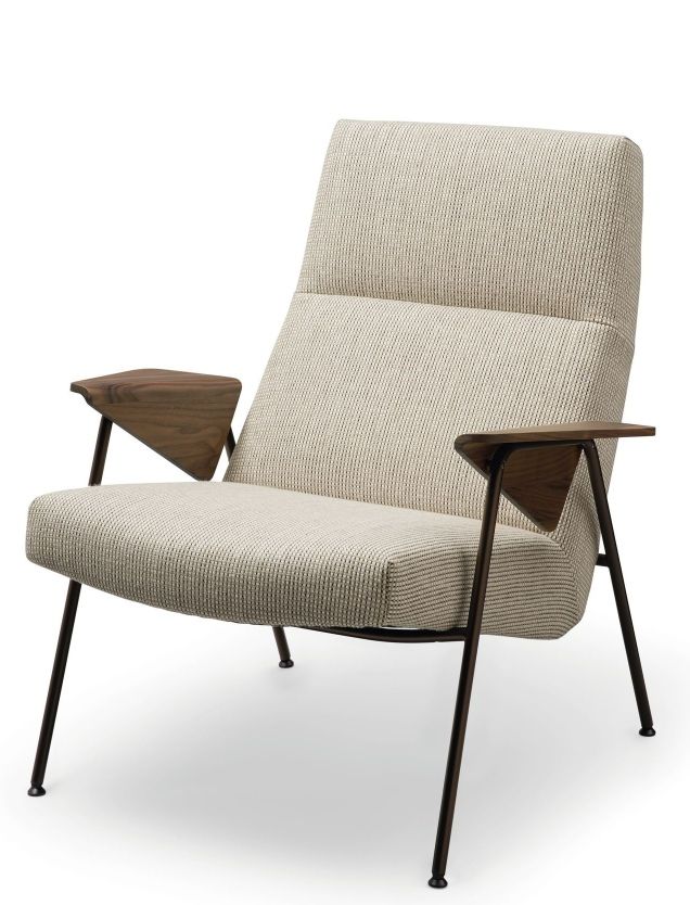 Beiger 367 / 368 Votteler Chair Sessel von Walter Knoll mit Holzarmlehnen und Metallbeinen.