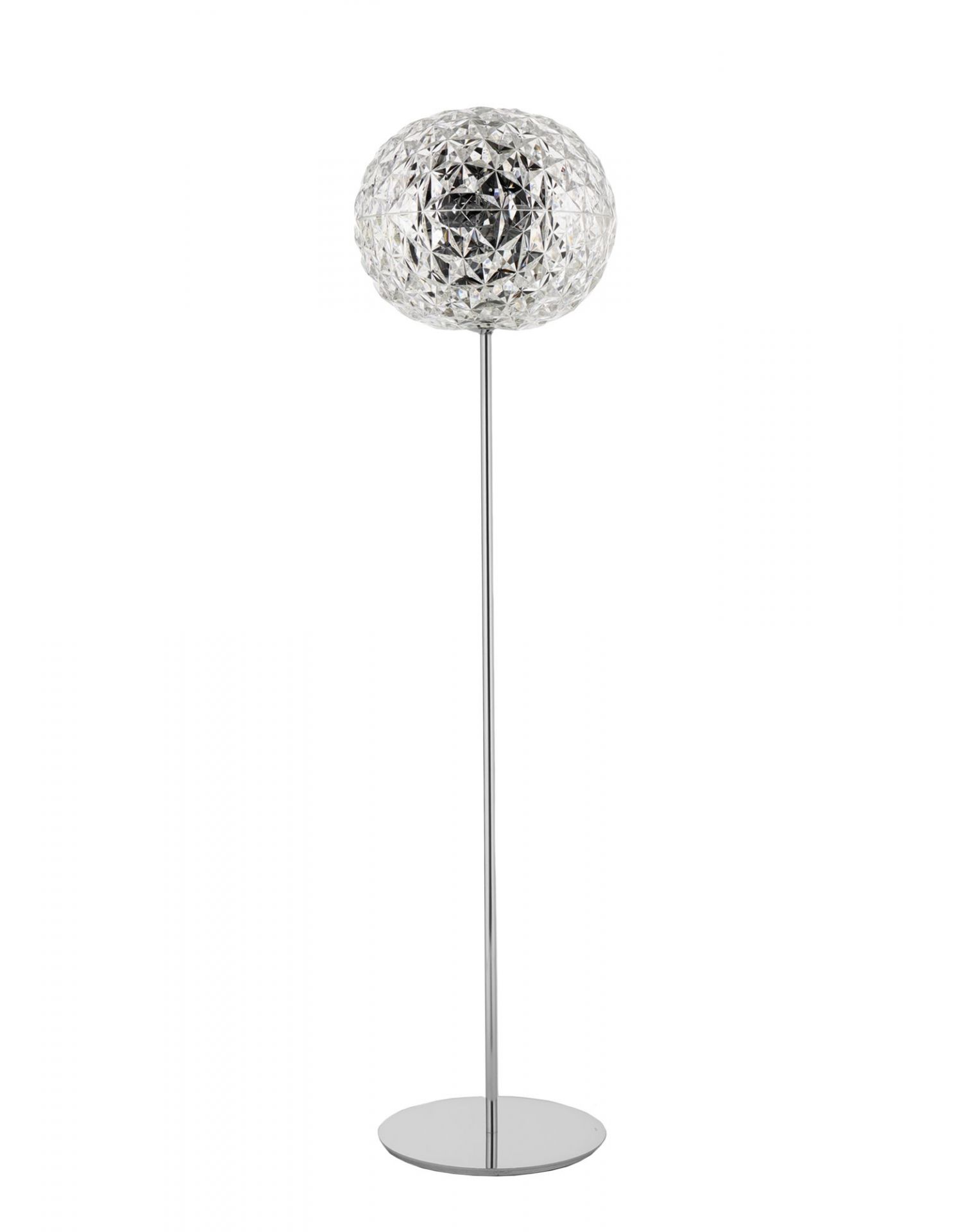 Planet Stehleuchte LED von Kartell: Moderne Stehlampe mit kugelförmigem Lampenschirm und Chromfuß.