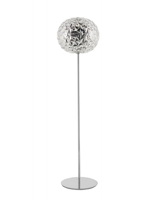 Planet Stehleuchte LED von Kartell: Moderne Stehlampe mit kugelförmigem Lampenschirm und Chromfuß.