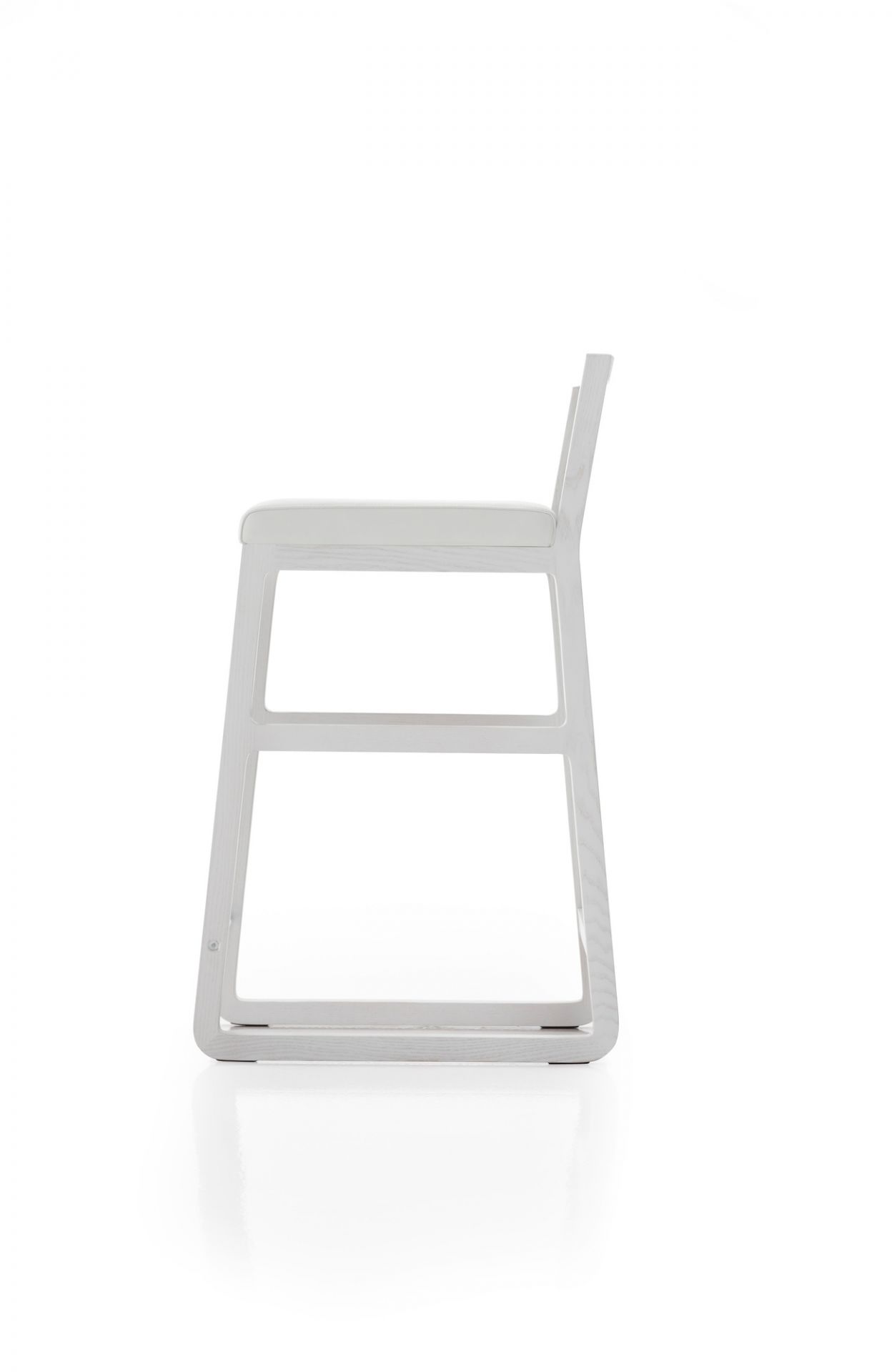 Midori Hocker in Weiß von Sancal, Seitenansicht. Moderner Hocker aus Holz, Sitz gepolstert.