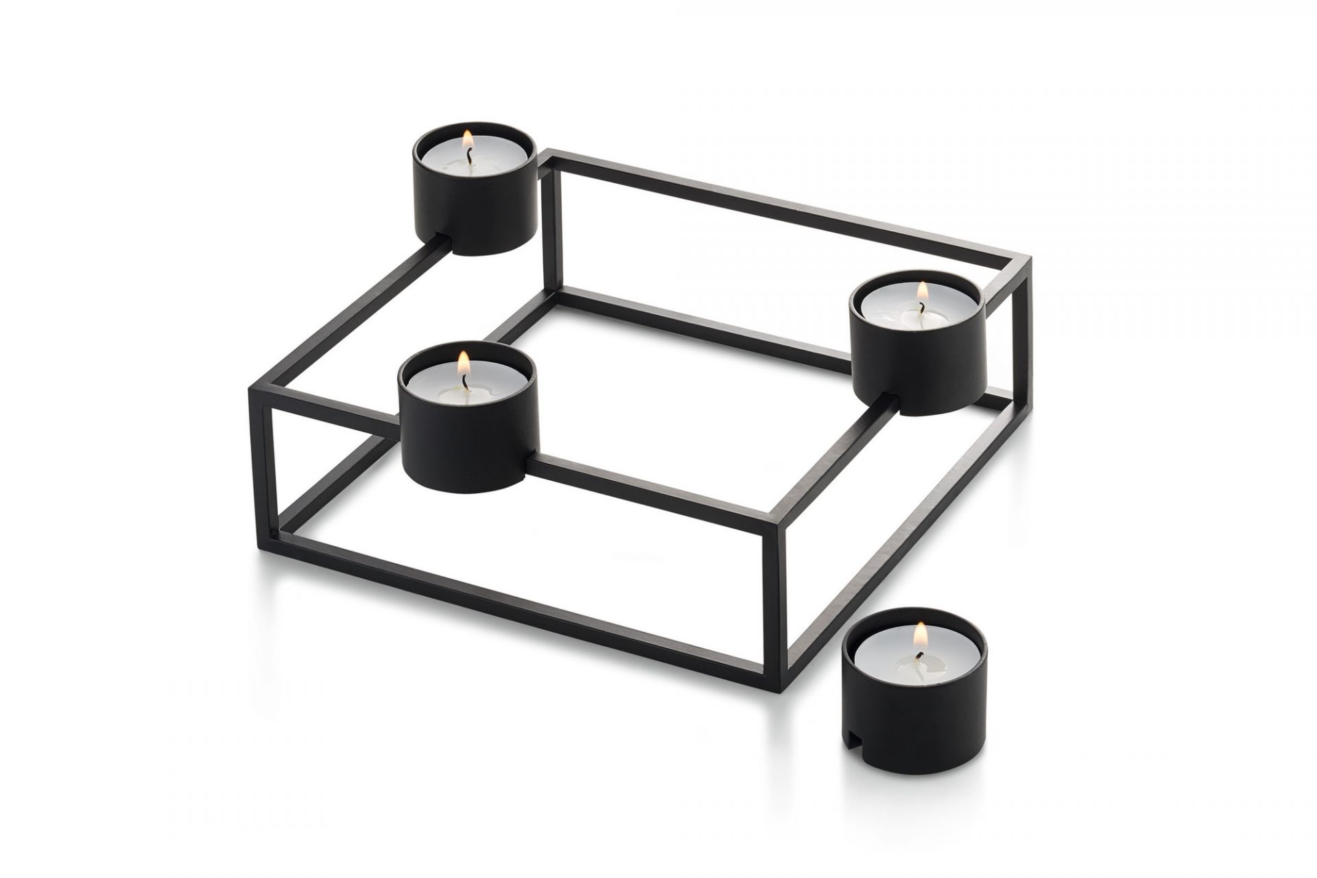 Schwarzer Cubo Kerzenhalter von Philippi mit vier Teelichtern in einem modernen, geometrischen Design.