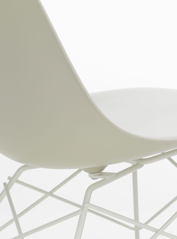 Detailaufnahme von Sitzschale und Drahtgestell des weißen Eames Plastic Side Chair LSR Stuhls von Vitra.