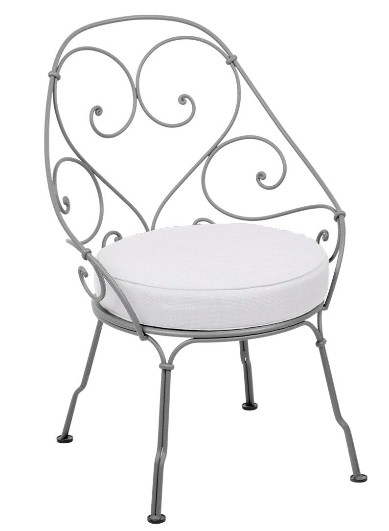 Fermob 1900 Sessel Cabriolet für den Garten, graues Metallgestell mit weißem Sitzkissen.